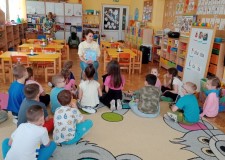 Powiększ zdjęcie Bibliotekarka czyta przedszkolakom