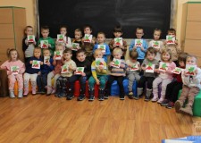 Powiększ zdjęcie Grupowe zdjęcie przedszkolaków wraz z wykonanymi pracami