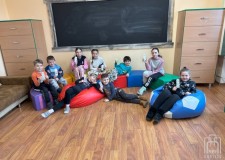 Powiększ zdjęcie Dzieci prezentują własnoręcznie ozdobione zakładki metodą decoupage