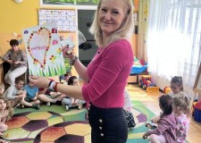 Powiększ zdjęcie Podziękowania%20przedszkolaków%20dla%20pani%20bibliotekarki%20w%20postaci%20pięknej%20laurki%20