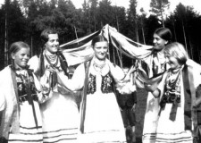 Powiększ zdjęcie Inscenizacja pieśni „Maki” — pośrodku Jadwiga Szkrabówna (ze zbiorów W. Radziak)