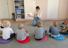 Powiększ zdjęcie Bibliotekarka czyta książkę o piesku Spocie