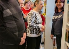 Powiększ zdjęcie Bibliotekarka opowiada, jak wygląda praca w Wypożyczalni dla Dorosłych