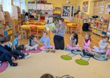 Powiększ zdjęcie  Bibliotekarka rozmawia z dziećmi o pierwszych zwiastunach wiosny