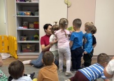 Przejdź do - Dzieci%20oglądają%20książkę%20o%20Kici%20Koci