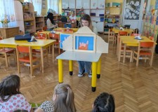 Powiększ zdjęcie Bibliotekarka przedstawia teatrzyk kamishibai