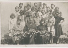 Powiększ zdjęcie Jadwiga Zabierowska (pierwsza z prawej) w szkole krawieckiej na Dworzysku, w środku siedzi dyrektor Biedrzycki (szkoła mieściła się w budynku po drugiej stronie remizy strażackiej); 1941 rok