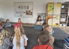 Przejdź do - Bibliotekarka%20czyta%20dzieciom%20książkę