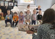 Przejdź do - Bibliotekarka%20czyta%20dzieciom%20książkę