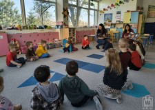 Przejdź do - Bibliotekarka%20czyta%20dzieciom%20książkę