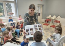 Przejdź do - Bibliotekarka%20prezentuje%20dzieciom%20ilustracje%20z%20książki