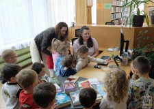 Przejdź do - Bibliotekarka%20prezentuje%20dzieciom%20ladę%20biblioteczną