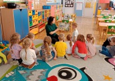Powiększ zdjęcie Bibliotekarka czyta dzieciom opowiadanie o Krowie Matyldzie