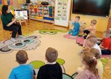 Powiększ zdjęcie Dzieci słuchają opowiadania o Krowie Matyldzie