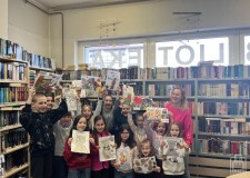 Przejdź do - Wspólne%20zdjęcie%20z%20pracami%20wykonanymi%20podczas%20zajęć