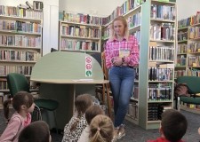 Powiększ zdjęcie Dzieci słuchają bibliotekarki