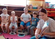 Powiększ zdjęcie Bibliotekarka czyta dzieciom w przedszkolu
