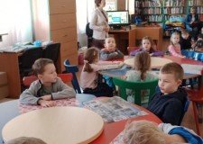 Powiększ zdjęcie Bibliotekarka wita przedszkolaki