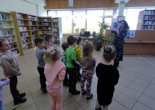 Powiększ zdjęcie Bibliotekarka wita przedszkolaki