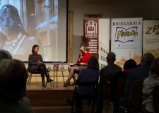 Przejdź do - Elżbieta%20Wiejaczka%20z%20Joanną%20Kalisz-Dziki%20na%20scenie%20podczas%20spotkania