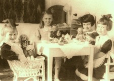 Powiększ zdjęcie Dziecinna impreza w pokoiku z lalkami w okresie międzywojennym. Anna z lewej, trzecia z lewej Stecówna, późniejsza żona rektora ASP w Krakowie profesora Kunza