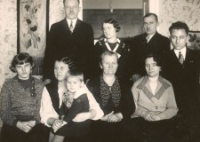 Powiększ zdjęcie Helena Suknarowska z córką Anną na kolanach, obok babcia, drugi od prawej Władysław Suknarowski (okres międzywojenny)