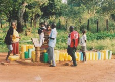 Powiększ zdjęcie Kolejka po wodę; Uganda