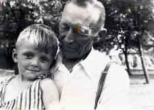 Powiększ zdjęcie Władysław Mruk z wnukiem w 1975 r.