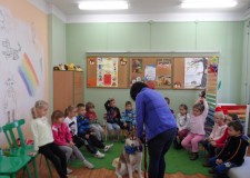 Powiększ zdjęcie Pani Anna tłumaczy dzieciom jak przygotować psa na spacer