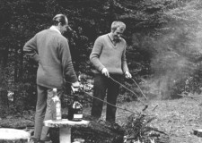 Powiększ zdjęcie Mieczysław Staszewski i Jacek Kosiba w miejscu zwanym „Jaroszewiczówka” na drugi dzień po myśliwskiej imprezie