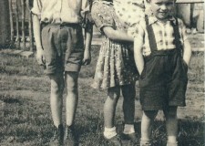 Powiększ zdjęcie Roman, Maria, Andrzej, Michał Wasylczakowie w Małomicach 