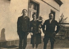 Powiększ zdjęcie Od prawej: tata Szymon, mama Antonina z synem na ręku, wujek (na Ziemiach Zachodnich) 