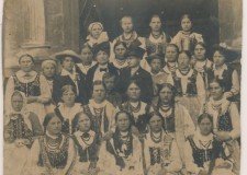 Powiększ zdjęcie Szkoła Gospodarcza w Podegrodziu (na górze z prawej: Aniela, mama Kazimierza Hajduka)