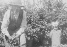Powiększ zdjęcie Wojciech Gryboś (pradziadek Krystyny Janik) z wnuczką Józefą