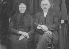 Powiększ zdjęcie Dziadek Doroty Żmijowskiej — Franciszek Michalik („Mościarz” i „Kasyjer”) z żoną Wiktorią (z d. Cieśla) z córkami Ludwiką i Zofią
