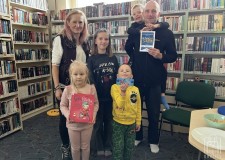 Powiększ zdjęcie Wspólne%20zdjęcie%20(tata%20Patryk,%20bibliotekarka%20i%20dzieci)