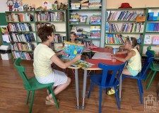 Powiększ zdjęcie Bibliotekarka czyta książkę